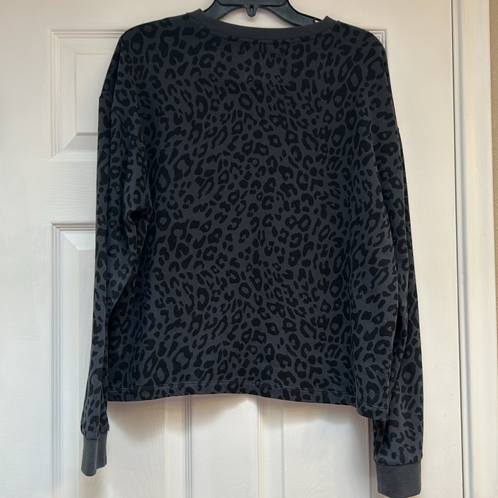 Victoria Sport Animal Print Crew Neck Sweatshirt-Size M  NWOT - Picture 2 of 5